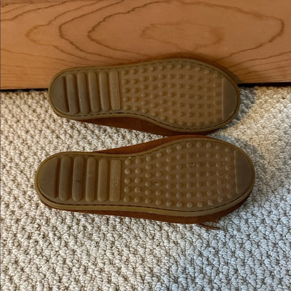 Minnetonka Size 2 Kids Brown Moccasins Slip On Shoes Style 2402